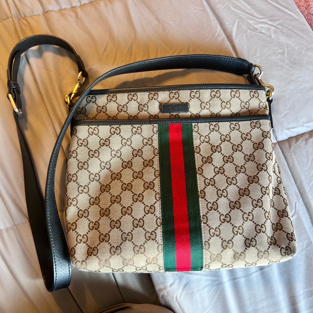 Authentic Gucci Monogramed shoulder bag.